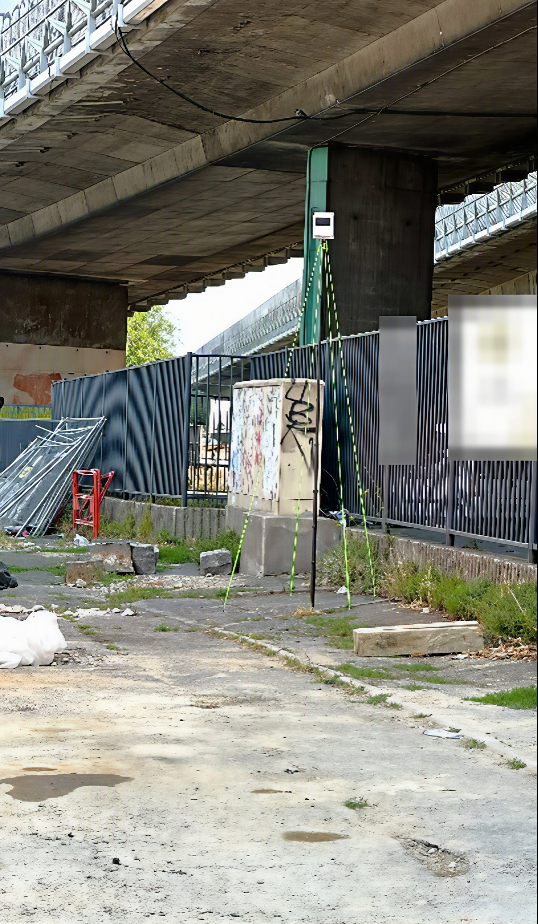 Ancre e-Nails en haut d’un mât télescopique haubané, au pied d’une pile de viaduc.